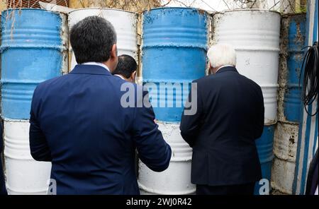 12 febbraio 2024, Cipro, Nikosia: Il presidente tedesco Frank-Walter Steinmeier (r) e Nikos Christodoulides (M), presidente della Repubblica di Cipro, stanno insieme a Constantinos Yiorkadjis (l), sindaco di Nicosia, sulla "linea verde". La "linea verde” è la zona cuscinetto demilitarizzata monitorata dalle Nazioni Unite (ONU) tra Cipro del Nord occupata dalla Turchia e la Repubblica di Cipro. Il presidente federale Steinmeier è il primo presidente tedesco a visitare il paese nel Mediterraneo orientale, 20 anni dopo l'adesione del paese all'Unione europea (UE) e 50 anni dopo la divisione Foto Stock