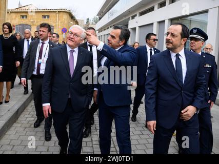 12 febbraio 2024, Cipro, Nikosia: Il presidente tedesco Frank-Walter Steinmeier (l) e Nikos Christodoulides (r), presidente della Repubblica di Cipro, insieme a Constantinos Yiorkadjis (M), sindaco di Nicosia, camminano dal municipio fino alla "linea verde". La "linea verde” è la zona cuscinetto demilitarizzata monitorata dalle Nazioni Unite (ONU) tra Cipro del Nord occupata dalla Turchia e la Repubblica di Cipro. 20 anni dopo l'adesione del paese all'Unione europea (UE) e 50 anni dopo la divisione dell'isola, il presidente federale Steinmeier è il primo presidente tedesco a visitare il paese i Foto Stock