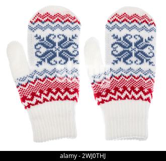 Coppia di guanti in lana lavorata a maglia con design tradizionale nordico isolati su sfondo bianco Foto Stock