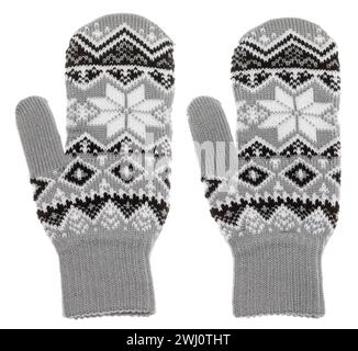 Coppia di guanti in lana grigia lavorata a maglia con design nordico tradizionale isolati su sfondo bianco Foto Stock