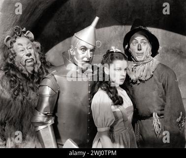 The Cast of the Wizard of Oz, inclusa Judy Garland (MGM, 1939) foto pubblicitaria Foto Stock