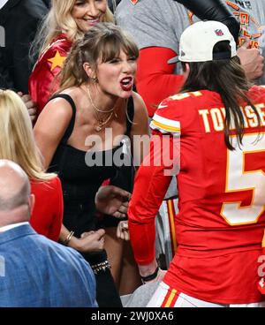 Tommy Townsend dei Kansas City Chiefs con Taylor Swift dopo la vittoria del Super Bowl LVIII contro i San Francisco 49ers all'Allegiant Stadium di Las Vegas, Nevada, USA. Data foto: Domenica 11 febbraio 2024. Foto Stock