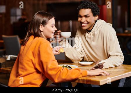 diverse coppie condividono una calda conversazione sul caffè, un uomo nero che guarda una bella donna al bar Foto Stock