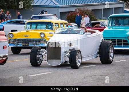 Una Ford deuce coupé bianca del 1932, a Morro Bay in California nel maggio del 2023, al "Cruisin" Morro Bay Car Show". Evento annuale di esposizione automobilistica Foto Stock