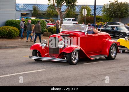 Una Ford roadster rossa del 1932 a Morro Bay in California nel maggio del 2023, al "Cruisin" Morro Bay Car Show". Evento annuale di esposizione automobilistica Foto Stock