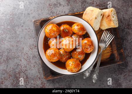 Polpette di pollo con salsa al miele Chipotle in primo piano sulla ciotola sul tavolo. Vista dall'alto orizzontale Foto Stock