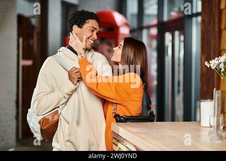 Affettuosa coppia diversificata che condivide un momento tenero, con la donna che tocca il volto del fidanzato Foto Stock