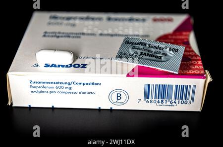 Eine Packung mit Ibuprofen 600 mg, welche bei Schmerzen und Fieber Linderung verschafft. (Rafz, Schweiz, 02.02.2023) Foto Stock