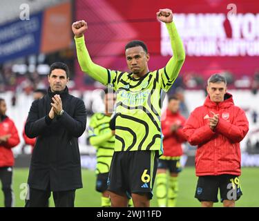 Londra, Regno Unito. 11 febbraio 2024 - West Ham United contro Arsenal - Premier League - London Stadium. Gabriel Magalhães festeggia alla fine della partita con i tifosi dell'Arsenal in viaggio. Crediti immagine: Mark Pain / Alamy Live News Foto Stock