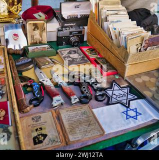 Mercato delle pulci a Cracovia con simboli nazisti Foto Stock