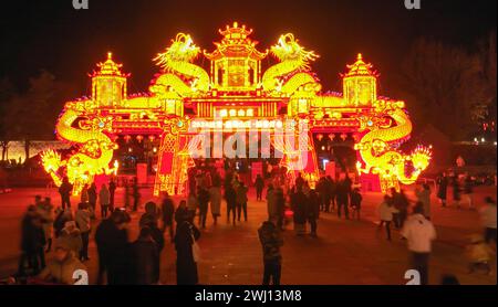 Pechino, la provincia cinese di Hebei. 11 febbraio 2024. I turisti visitano una fiera di lanterne a Chengde, nella provincia di Hebei, nella Cina settentrionale, 11 febbraio 2024. Le persone in tutta la Cina si stanno godendo le vacanze del Festival di primavera in corso in vari modi. Crediti: Liu Mancang/Xinhua/Alamy Live News Foto Stock