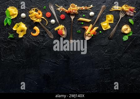 Forchette per pasta varie. Spaghetti, fusilli, penne e altre forme di pasta Foto Stock