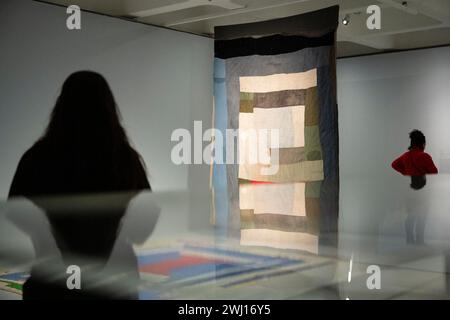 Londra, Regno Unito. 12 febbraio 2024. (In alto) "trapunta per abiti da lavoro a due lati: Barre e blocchi", 1960, e (in basso) "Log Cabin" – blocco singolo "Courthouse Steps" (nome locale: "Bricklayer"), 1980, entrambi di Loretta Pettway, in anteprima di "Unravel: The Power and Politics of Textiles in Art», una nuova mostra alla Barbican Art Gallery che esplora il mezzo del tessile. Oltre 100 opere d'arte di 50 professionisti internazionali che dimostrano cuciture, tessitura, intrecciatura, perline e legatura sono in mostra dal 13 febbraio al 26 maggio 2024. Crediti: Stephen Chung / Alamy Live News Foto Stock