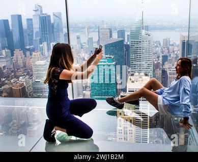 New York City: Turisti che scattano foto al Summit One Vanderbilt, punto di osservazione a Manhattan Foto Stock