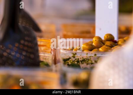 Scaffale con olive vestite, mercato settimanale Manacor, Maiorca, Isole Baleari Spagna Foto Stock