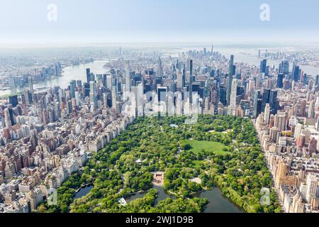Skyline di New York, grattacieli immobiliari di Manhattan con vista aerea di Central Park negli Stati Uniti Foto Stock