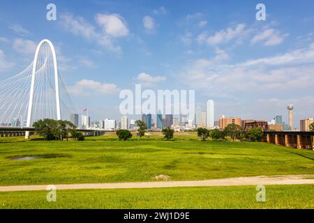 Dallas Skyline am Trinity River e Margaret Hunt Hill Bridge in Texas, Stati Uniti Foto Stock