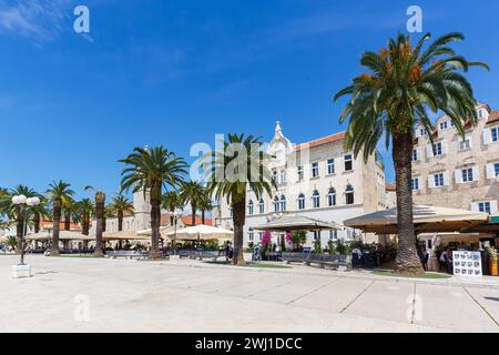 Passeggiata nella città vecchia di Trogir Vacanze in Croazia Foto Stock