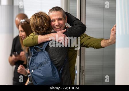 L'ostaggio israeliano Fernando Simon Marman (60), rapito dai terroristi di Hamas il 7 ottobre da Kibbutz Nir Yitzhak, si riunisce con le loro famiglie al Soroka Medical Center di Be'er Sheva, lunedì 12 febbraio 2024. Marman, e il collega ostaggio Louis Har (70), furono salvati in seguito a un raid notturno delle forze di sicurezza israeliane a Rafah, Gaza. Foto tramite GPO/UPI israeliano credito: UPI/Alamy Live News Foto Stock