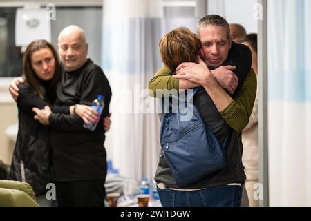 Gli ostaggi israeliani Louis Har (70) e Fernando Simon Marman (60), rapiti dai terroristi di Hamas il 7 ottobre da Kibbutz Nir Yitzhak, si riuniscono con le loro famiglie al Soroka Medical Center di Be'er Sheva, lunedì 12 febbraio 2024. I due uomini furono salvati dopo un raid notturno da parte delle forze di sicurezza israeliane a Rafah, Gaza. Foto tramite GPO/UPI israeliano credito: UPI/Alamy Live News Foto Stock