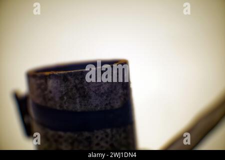 Un palo in una recinzione di tubi di amianto, primo piano Foto Stock