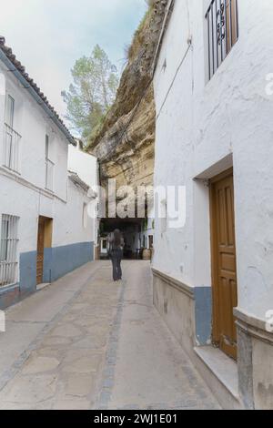 01-26-2024 setenil de las bodegas andalucia spagna una donna fotografa una strada nel villaggio turistico Foto Stock