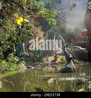 STATI UNITI. California. Los Angeles. Pozzi di catrame la Brea. Modelli a grandezza naturale di animali preistorici. Foto Stock