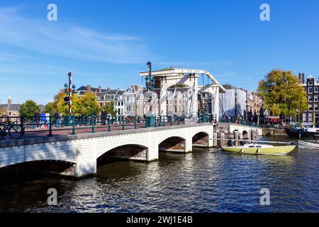 Ponte sul canale Magere Brug sull'Amstel nella città di Amsterdam, Paesi Bassi Foto Stock