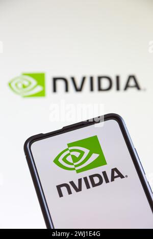 Logo NVIDIA dello sviluppatore di processori grafici sullo schermo di un telefono cellulare e di un computer Foto Stock