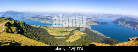 Vista dal monte Rigi alla città di Lucerna, al lago di Lucerna, al lago di Zug e alle montagne delle Alpi Pilatus in Svizzera Foto Stock
