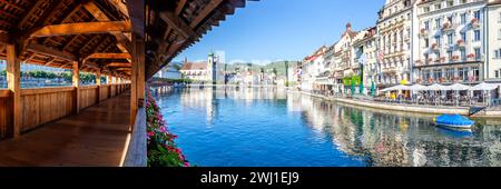Ponte della Cappella di Lucerna sulla città sul fiume Reuss con panorama sul ponte in Svizzera Foto Stock