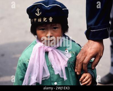 Cina. Shanghai. Primo piano urbano di una bambina che tiene la mano al padre. Foto Stock