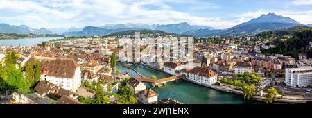 Città di Lucerna sul fiume Reuss con vista panoramica di SpreuerbrÃ¼cke e del lago di Lucerna dall'alto in Svizzera Foto Stock
