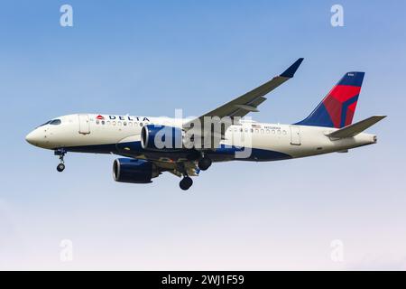 Delta Air Lines Airbus A220-100 Aeroporto Dallas Fort Worth negli Stati Uniti Foto Stock