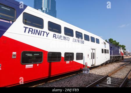 Treno regionale Trinity Railway Express tre alla Union Station di Dallas, Stati Uniti Foto Stock