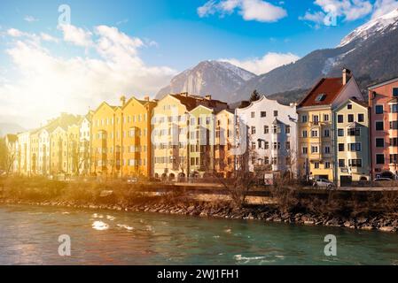 Città di Innsbruck in Austria. Vista panoramica delle case colorate lungo il fiume Foto Stock