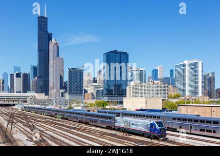 Skyline con la ferrovia Amtrak Midwest alla Union Station di Chicago, Stati Uniti Foto Stock