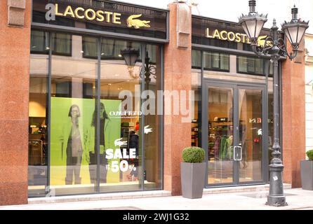 Vetrina del negozio di abbigliamento sportivo e per il tempo libero di Lacoste durante i saldi invernali, Fashion Street, Budapest, Ungheria Foto Stock