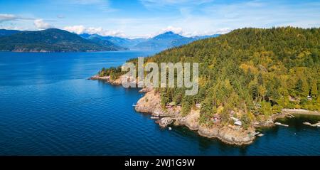 Le vivaci acque blu contrastano con le maestose montagne verdi. Canada Foto Stock