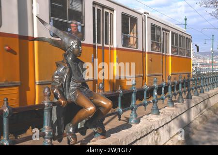 Statua della piccola Principessa, scolpita da Laszlo Marton, di fronte a Vigado, tram numero 2 dietro, passeggiata sul Danubio, Budapest, Ungheria Foto Stock