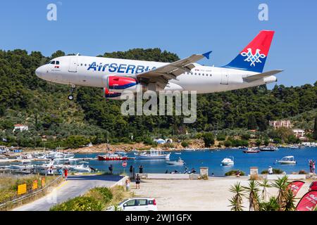 Air Serbia Airbus A319 Aircraft Aeroporto Skiathos in Grecia Foto Stock