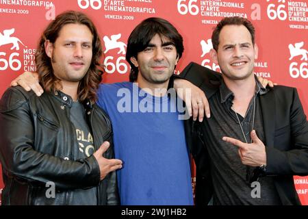 Adam Bousdoukos, Fatih Akin und Moritz Bleibtreu beim Photocall zum Kinofilm Soul Kitchen auf der Biennale di Venezia 2009 / 66. Internationale Filmfestspiele von Venedig in Palazzo del Casinò. Venedig, 10.09.2009 *** Adam Bousdoukos, Fatih Akin e Moritz Bleibtreu al photocall per il film Soul Kitchen alla Biennale di Venezia 2009 66 Mostra Internazionale del Cinema di Venezia al Palazzo del Casino Venezia, 10 09 2009 foto:xD.xBedrosianx/xFuturexImagex soul 9906 Foto Stock