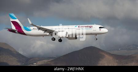 Tenerife, Spagna 11 febbraio 2024. Airbus A321-251NX Eurowings Airlines vola nelle nuvole buie. Atterraggio all'aeroporto di Tenerife Foto Stock