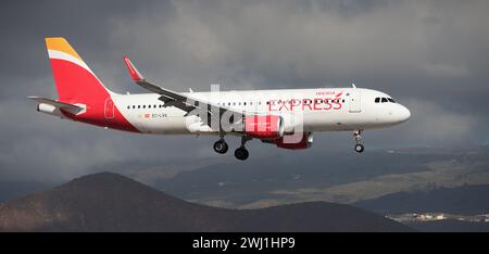 Tenerife, Spagna 11 febbraio 2024. Airbus A320-216 Iberia Express Airlines vola nelle nuvole buie. Atterraggio all'aeroporto di Tenerife Foto Stock