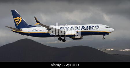 Tenerife, Spagna 11 febbraio 2024. Boeing 737 MAX 8-200 Ryanair Airlines vola nelle nuvole buie. Atterraggio all'aeroporto di Tenerife Foto Stock