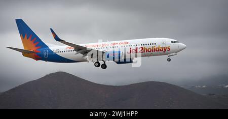 Tenerife, Spagna 11 febbraio 2024. Boeing 737-8MG Jet2 Airlines vola nelle nuvole buie. Atterraggio all'aeroporto di Tenerife Foto Stock