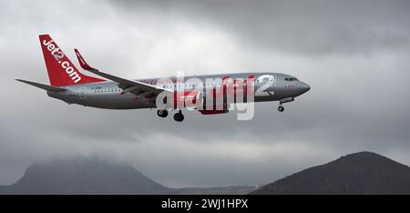 Tenerife, Spagna 11 febbraio 2024. Boeing 737-8MG Jet2 Airlines vola nelle nuvole buie. Atterraggio all'aeroporto di Tenerife Foto Stock