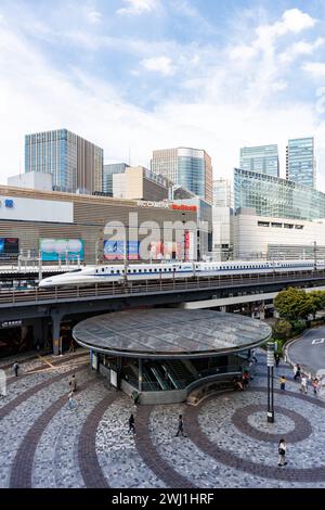 Treno ad alta velocità Shinkansen tipo N700 del treno JR Japan Rail alla stazione di Yurakucho a Tokyo, Giappone Foto Stock