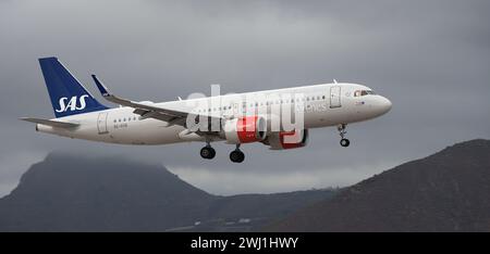 Tenerife, Spagna 11 febbraio 2024. Airbus A320-251N SAS Airlines vola nelle nuvole buie. Atterraggio all'aeroporto di Tenerife Foto Stock