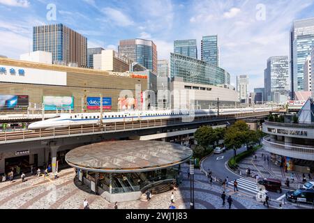 Treno ad alta velocità Shinkansen tipo N700 del treno JR Japan Rail alla stazione di Yurakucho a Tokyo, Giappone Foto Stock